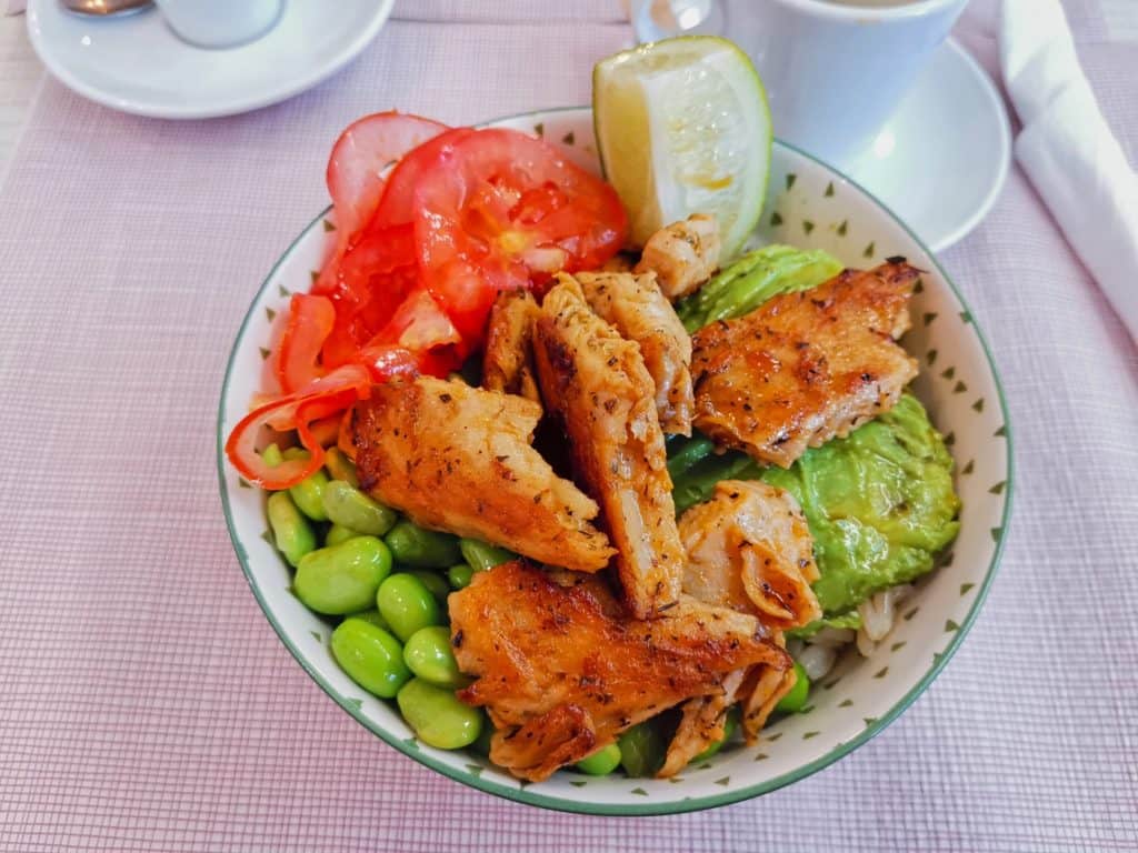 Vegetarische Bowl aus dem Cafe Kompetenzia in Sitges bei Barcelona.