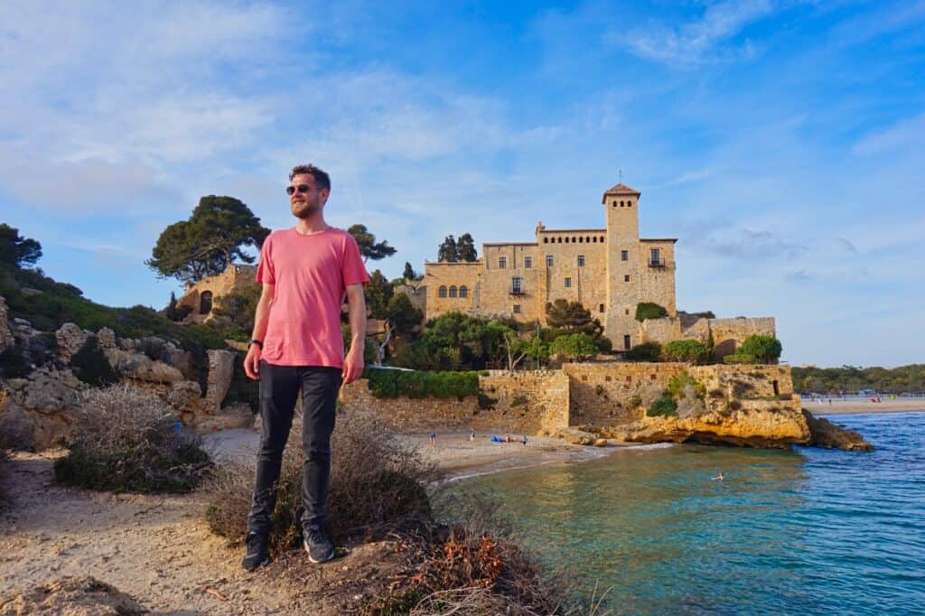 Chris steht vor der Cala Jovera in Tarragona