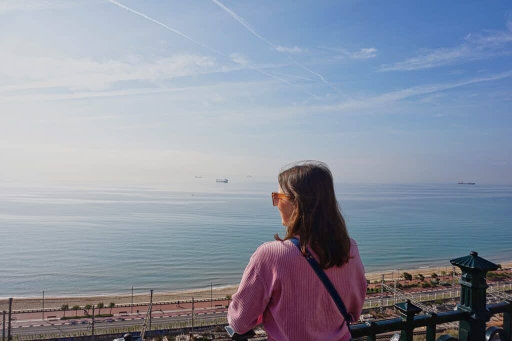 Marie gibt Hinweise zu einem Strandtag in Tarragona