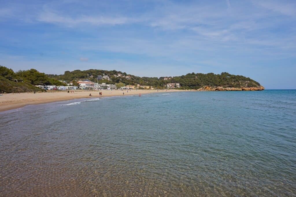 Blick auf den Platja de la Mora, der ein Strand von Tarragona ist