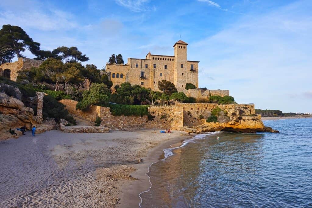 Die Cala Jovera ist ein schöner Tarragona Strand mit Blick auf die Burg von Tamarit