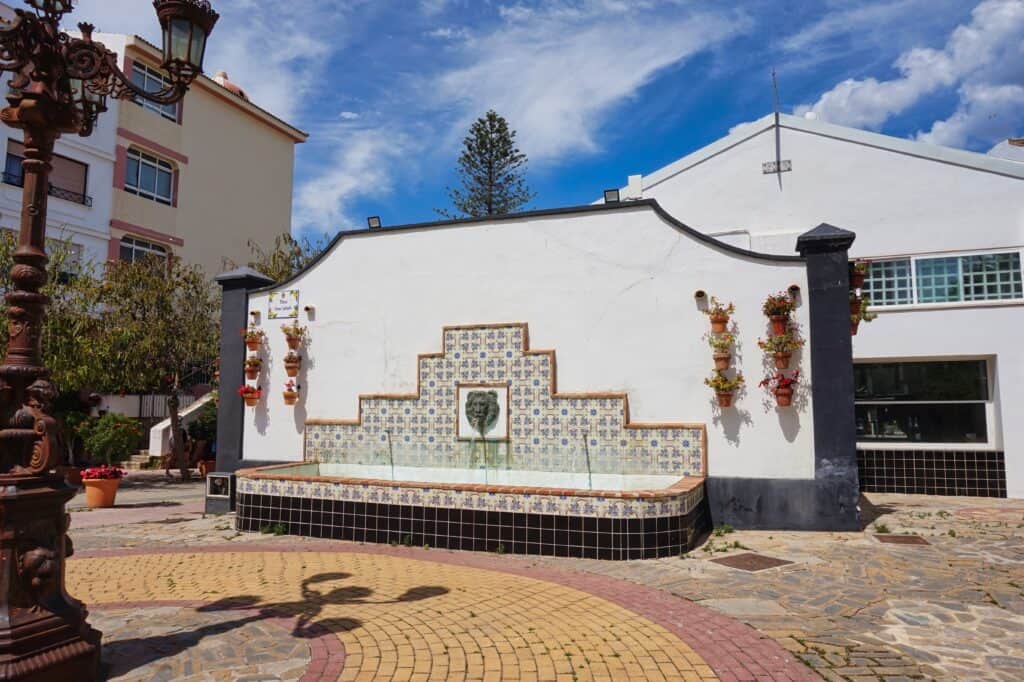 Schöner Brunnen in der Innenstadt von Estepona an der Costa del Sol.