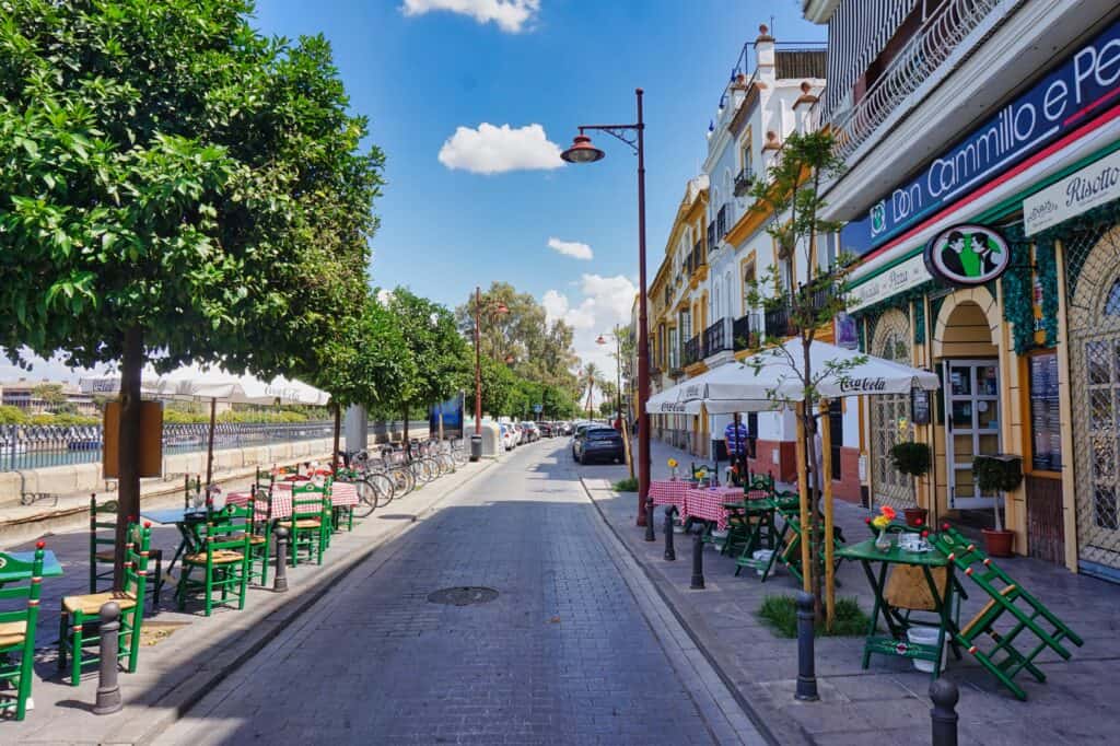 Die Calle Betis im Stadtteil Triana ist eine Ausgehmeile in Sevilla.