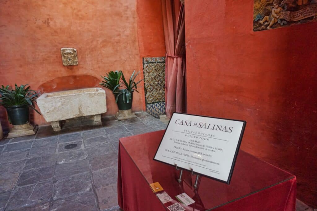 Eingang der Casa de los Marqueses de Salinas in der Altstadt von Sevilla, Andalusien.