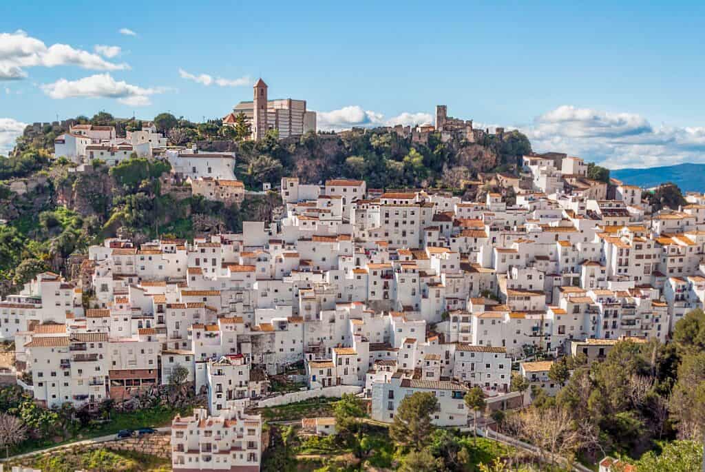 Blick auf das weiße Dorf Casares in den Bergen von Andalusien bei Estepona.