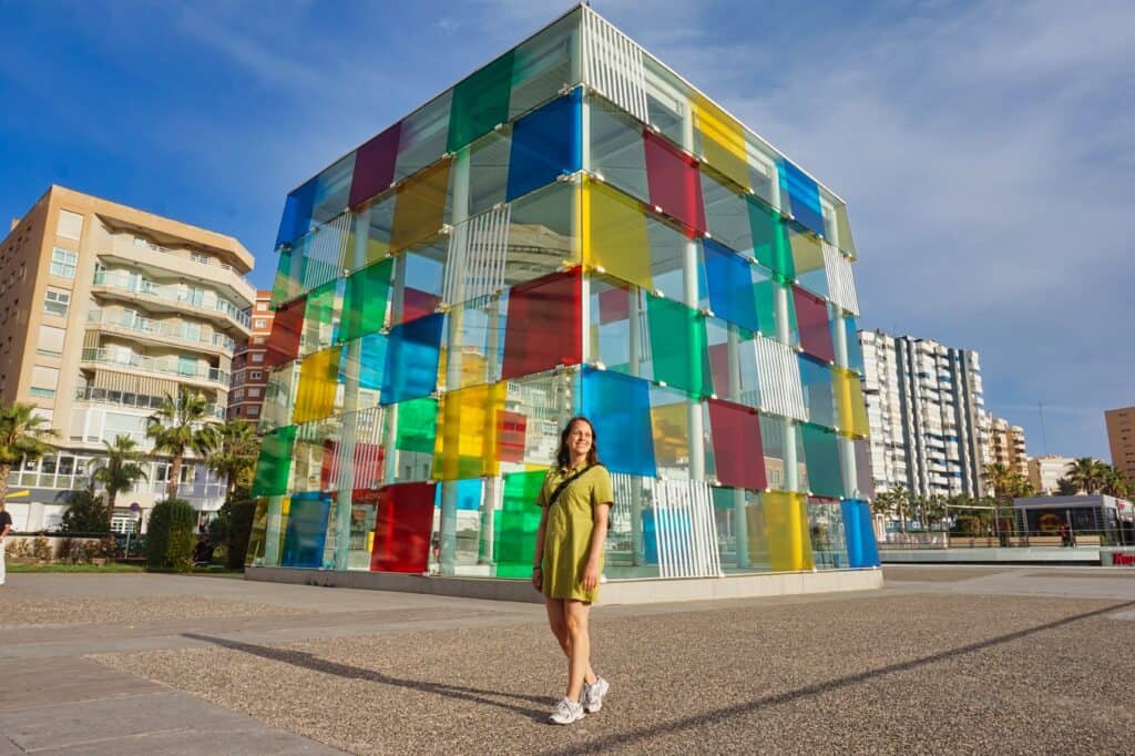 Marie steht vor dem Centre Pompidou, einer der Top Sehenswürdigkeiten in Malaga.