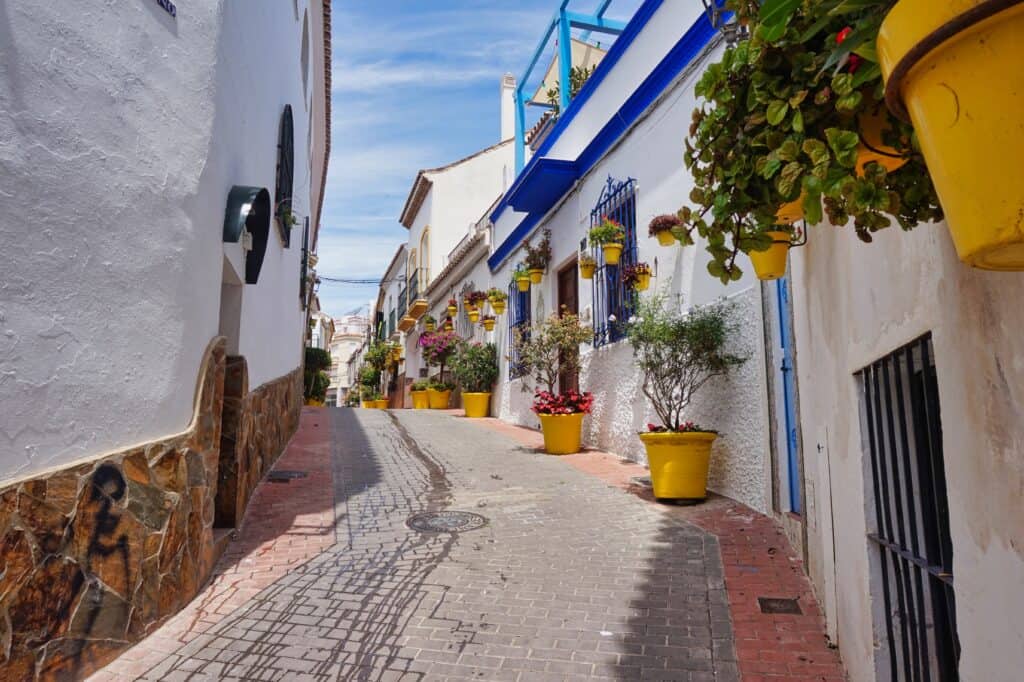 Gasse mit Blumen in der Altstadt von Estepona in Spanien.