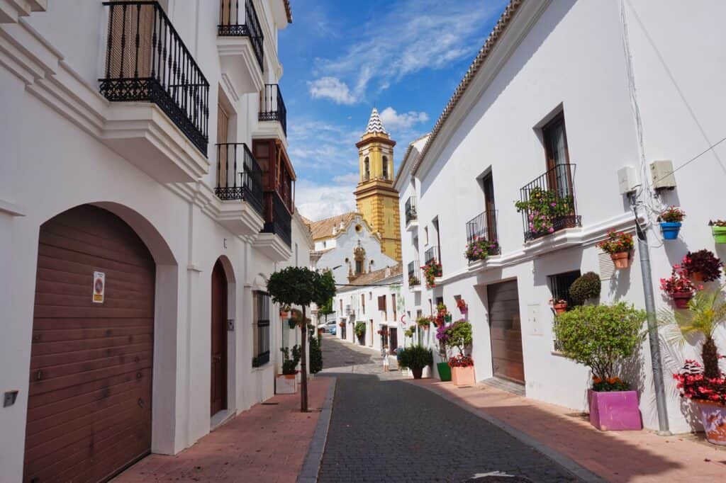 Straße in der Altstadt von Estepona in Spanien, Andalusien.