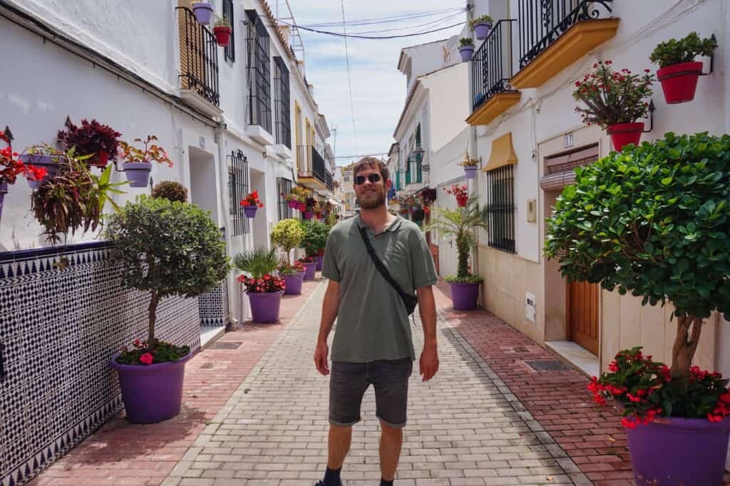 Chris steht in einer Gasse in der Altstadt von Estepona.