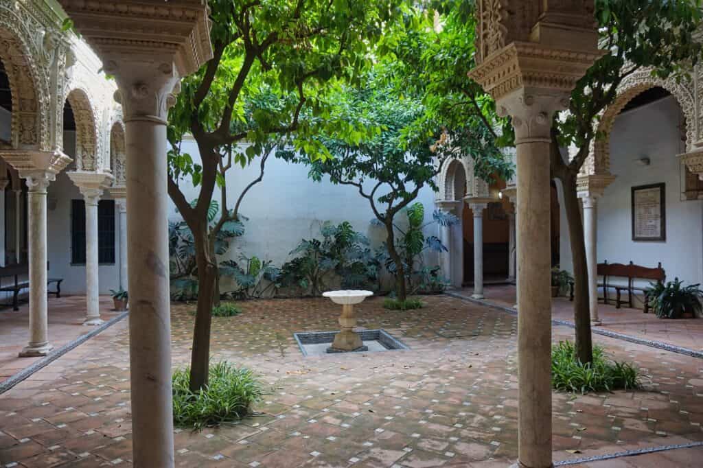 Den Innenhof der Casa de los Pinelos in Sevilla kannst du kostenlos besuchen.