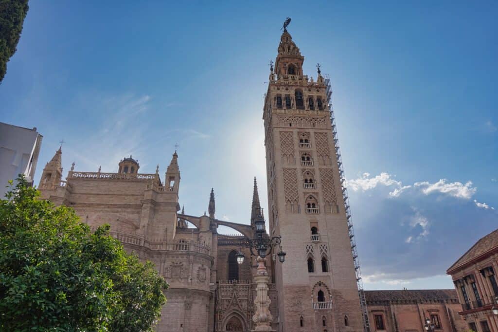 Glockenturm Giralda der Kathedrale von Sevilla in der Altstadt.