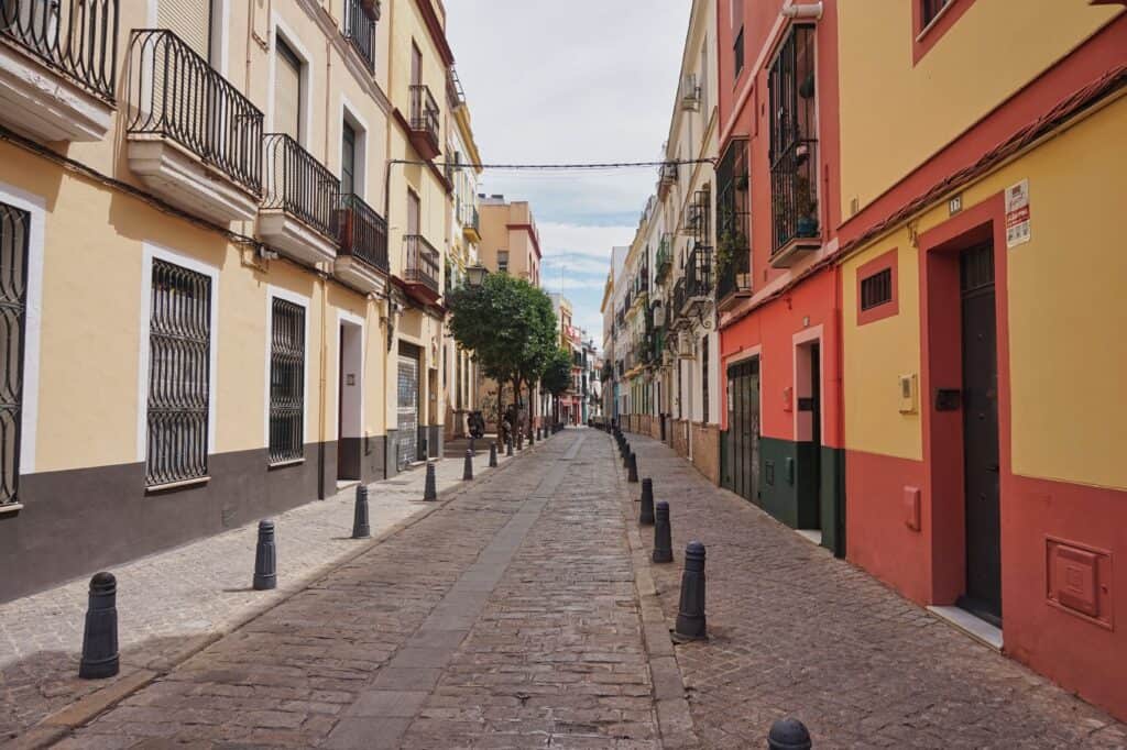 Straße im hippen Stadtteil Feria in der Altstadt von Sevilla.