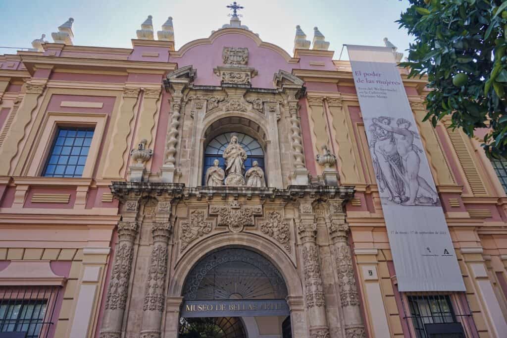 Fassade des Museo de Bellas Artes in Sevilla, Spanien.