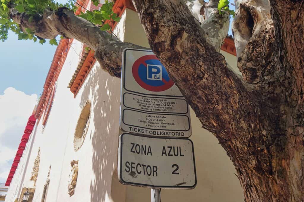 Blaue Parkzone in der Innenstadt von Sevilla.