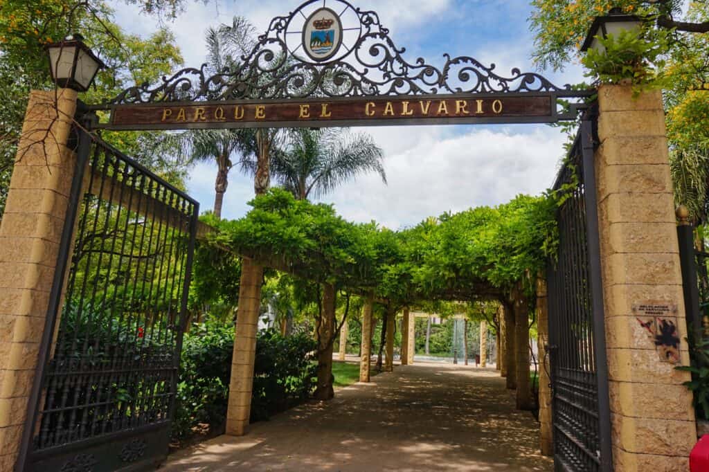 Eingang zum Parque el Calvario in Estepona, Spanien.