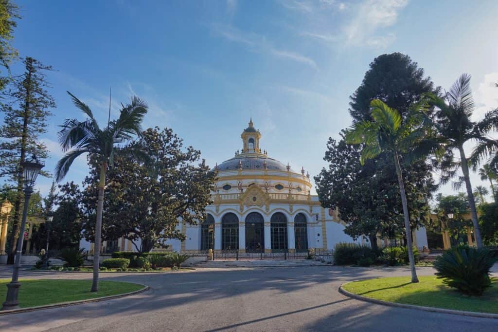 Gebäude im Park Maria Luisa in Sevilla.