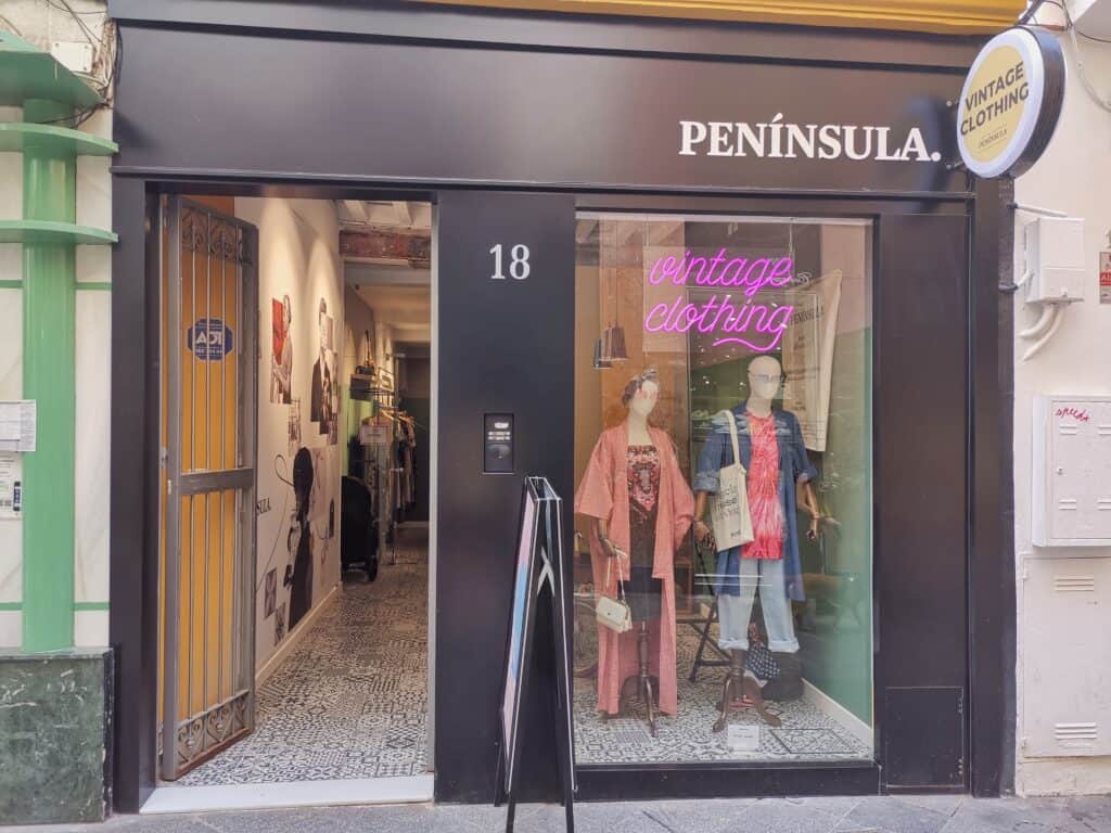 Peninsula Vintage ist ein Second Hand Laden in der Innenstadt von Sevilla.