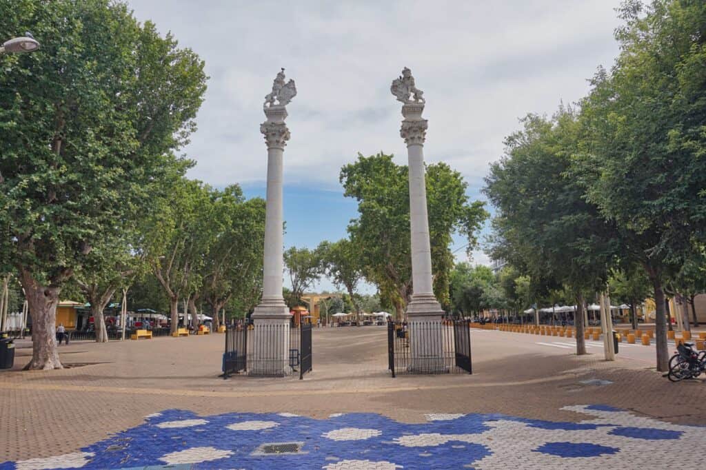 Römische Säulen auf dem Platz Alameda de Hércules im Hipster Viertel von Sevilla.