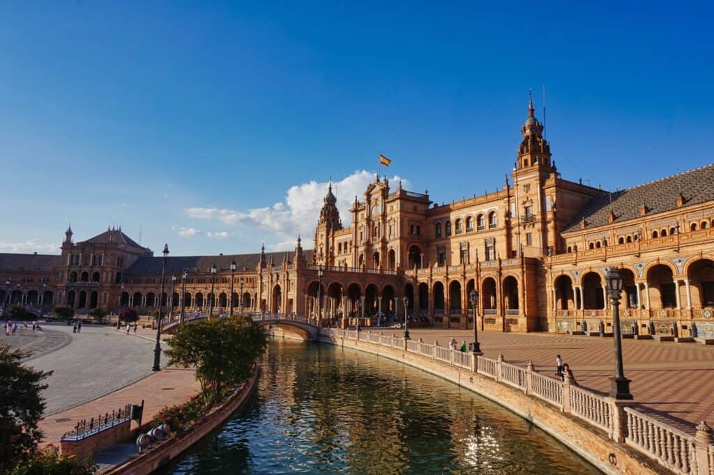 Gebäude des Plaza de Espana im Abendlicht.