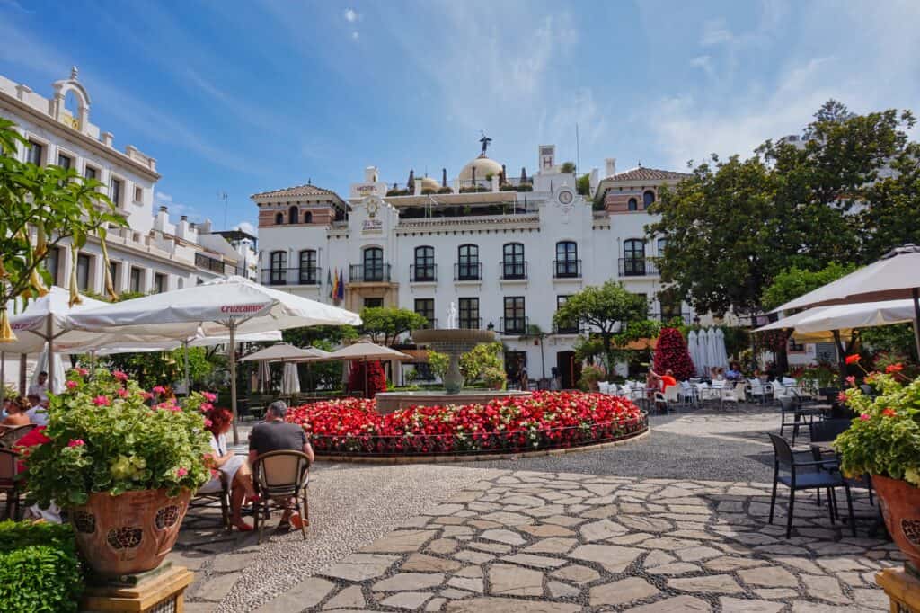 Schöner Platz Plaza de las Flores in der Altstadt von Estepona.