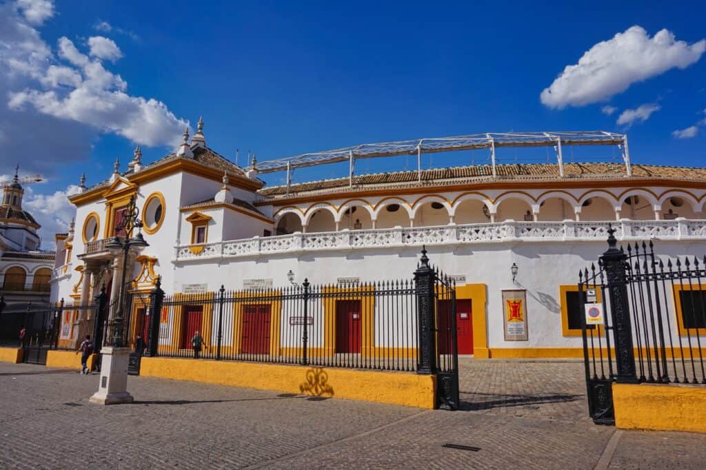 Plaza de Toros, die Stierkampfarena von Sevilla von außen.