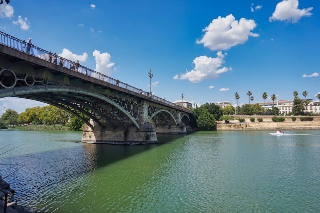 Puente de Isabell II ist eine berühmte Brücke in Sevilla in Spanien.