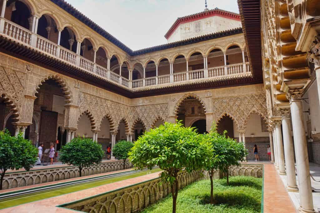 Patio de las Doncellas ist der berühmteste Teil des Real Alcazar de Sevilla.