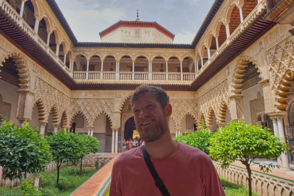 Chris steht im Real Alcazar, der größten Sehenswürdigkeit in Sevilla in Andalusien.