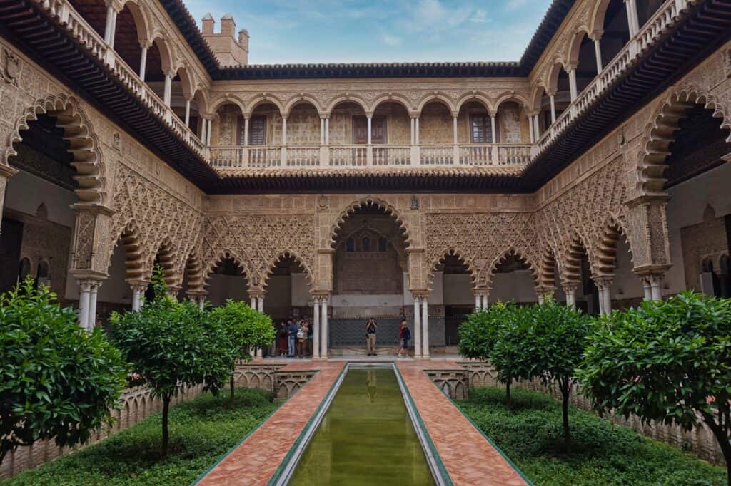 Innenhof im Real Alcázar de Sevilla ist die absolute Top Sehenswürdigkeit in Andalusien.