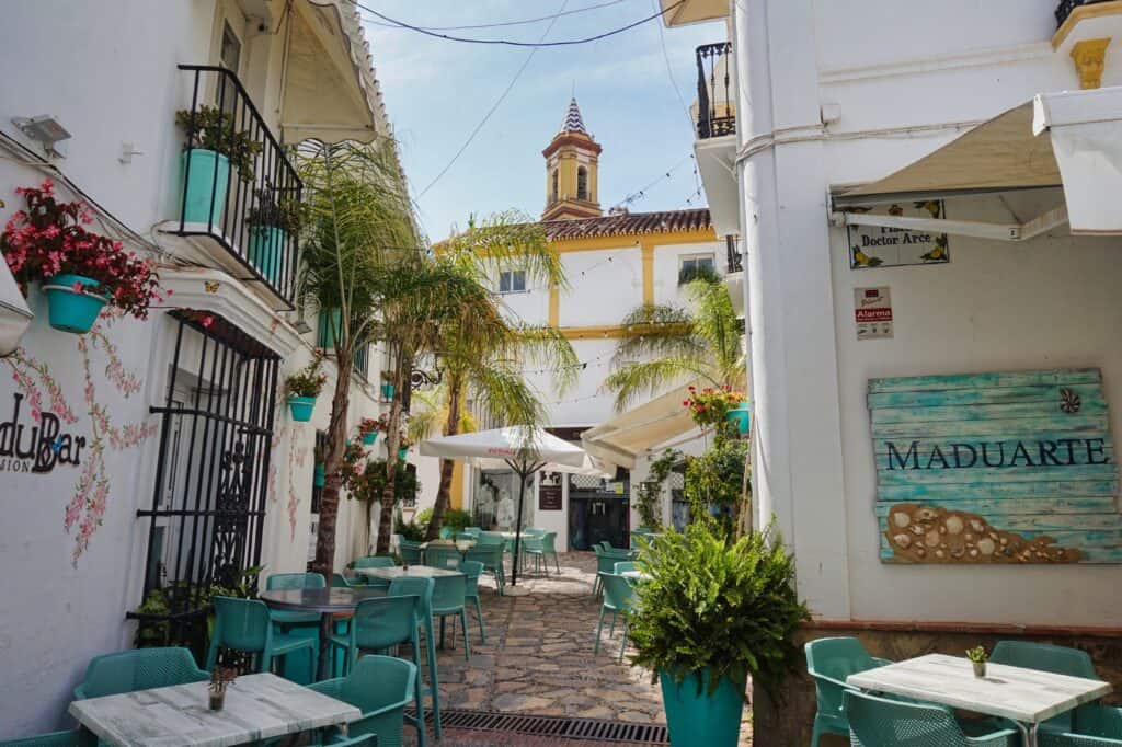Restaurants in der Altstadt von Estepona auf einem schönen Platz.