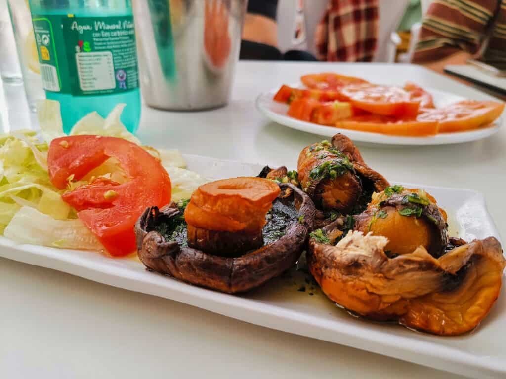 Vegetarische Tapas in der Talar Bar Los Dardos in der Altstadt von Sevilla.