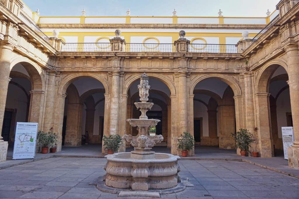 Die schöne Universität von Sevilla ist eine von vielen kostenlosen Sehenswürdigkeiten der Stadt.