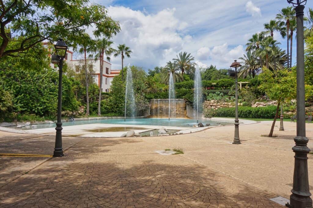 Wasserfall im Parque el Calvario in der Innenstadt von Estepona.