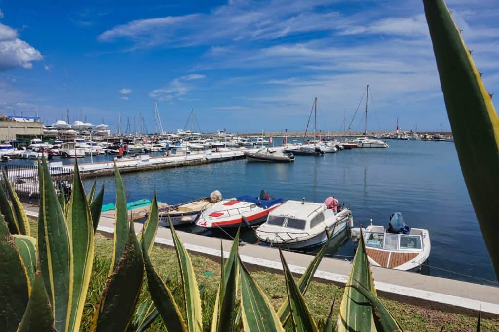 Yachthafen von Estepona an der Costa del Sol in Spanien.