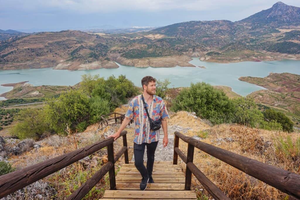 Chris auf einer Treppe bei einem Aussichtspunkt im Pueblo Blanco Zahara de la Sierra.