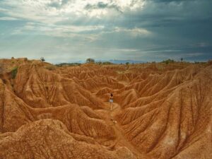 Marie läuft beim Backpacking in Kolumbien durch die Desierto de la Tatacoa