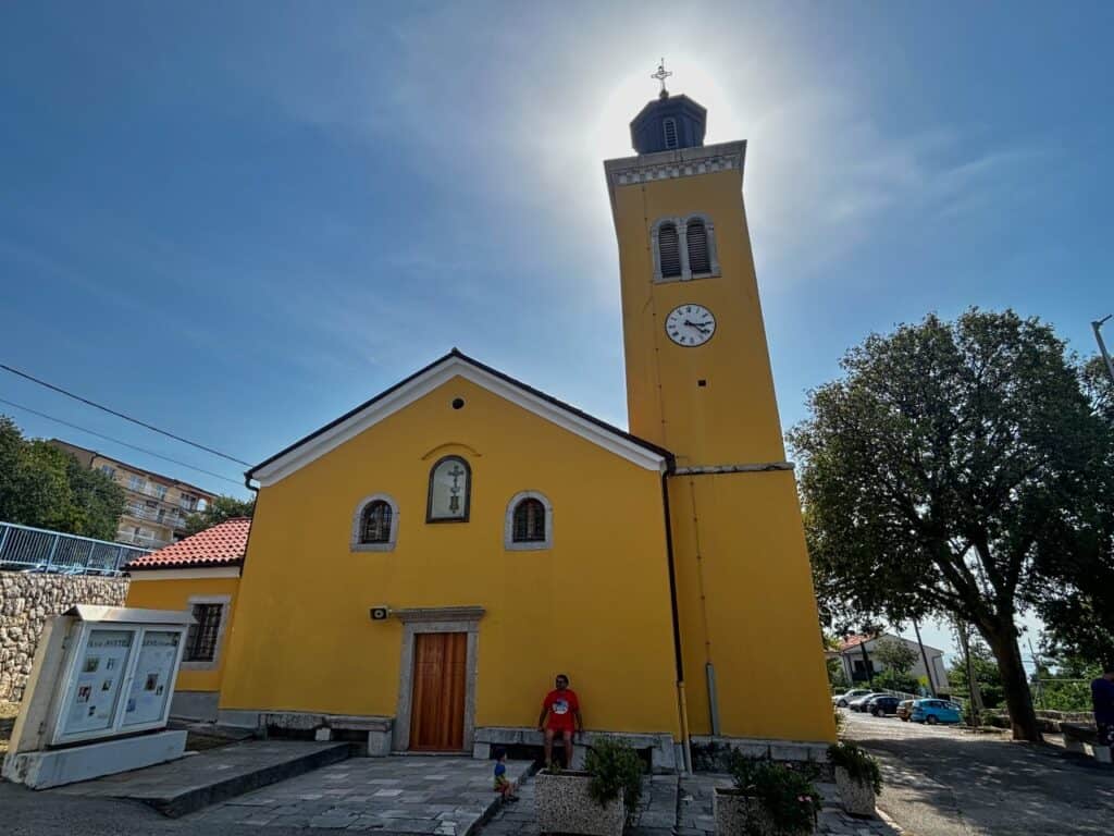 Die gelbe Kirche Sveti Jelena in Dramalj