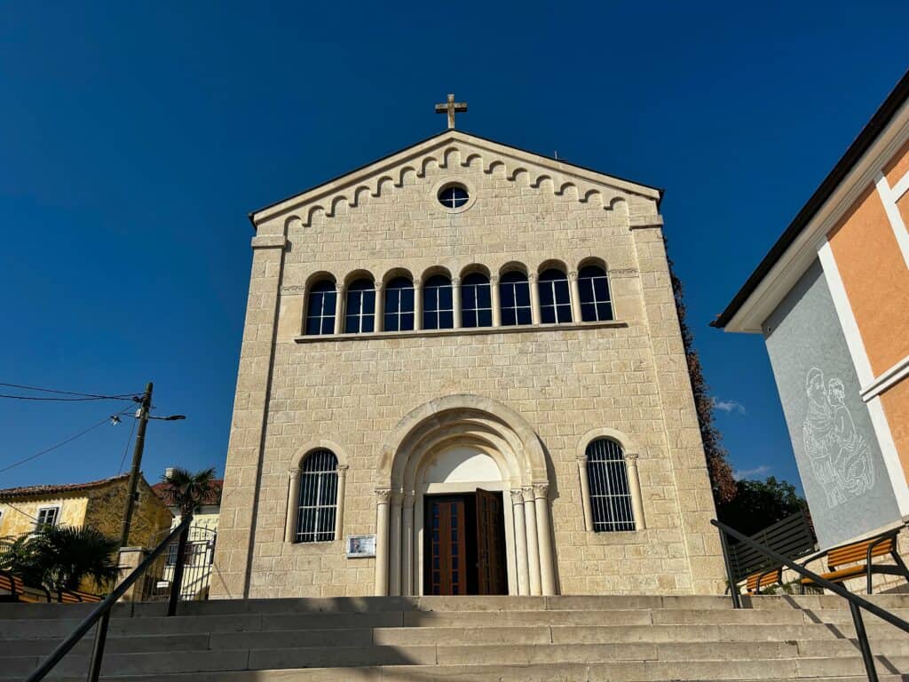 Die Kirche des Heiligen Antonius von Padua ist eine der größten Sehenswürdigkeiten in Crikvenica.