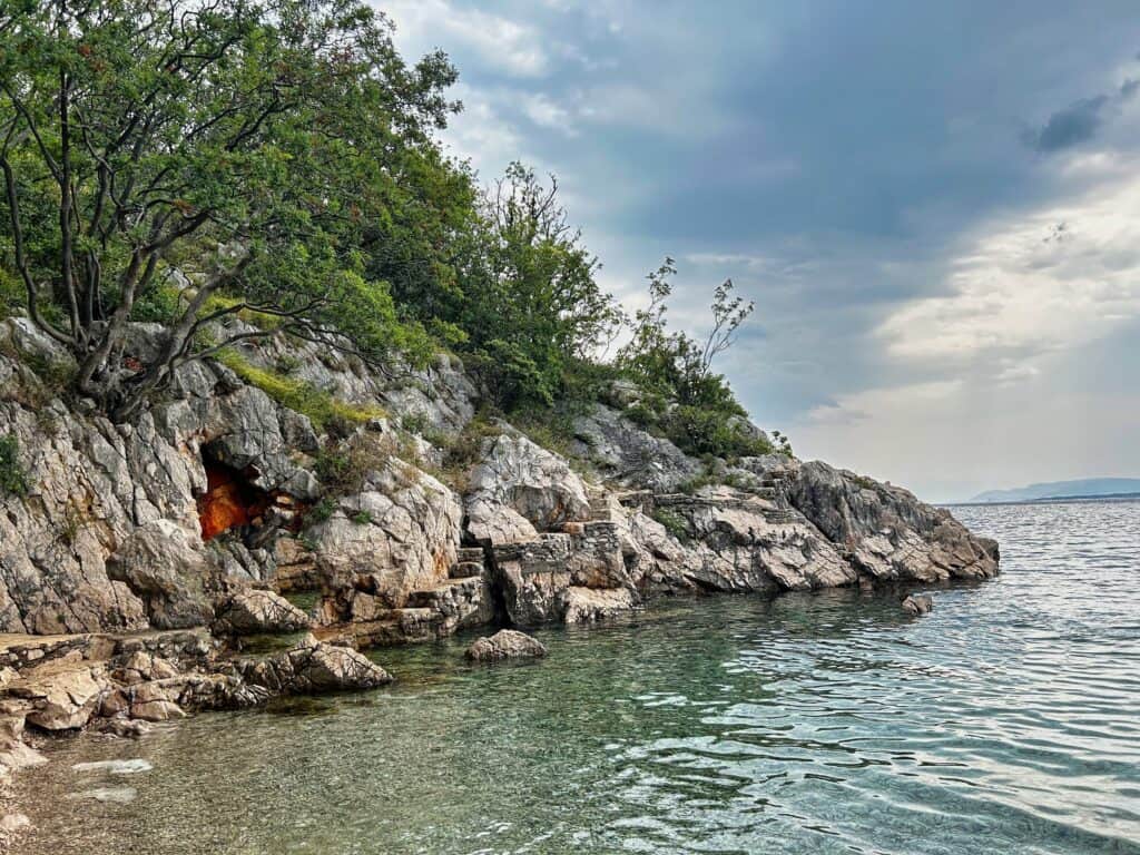 Klippen und klares Wasser am Tepla Beach in Jadranovo, Kroatien.