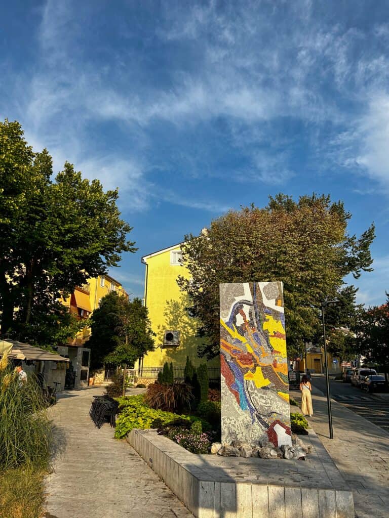 Buntes Haus in der Altstadt von Selce, Kroatien.