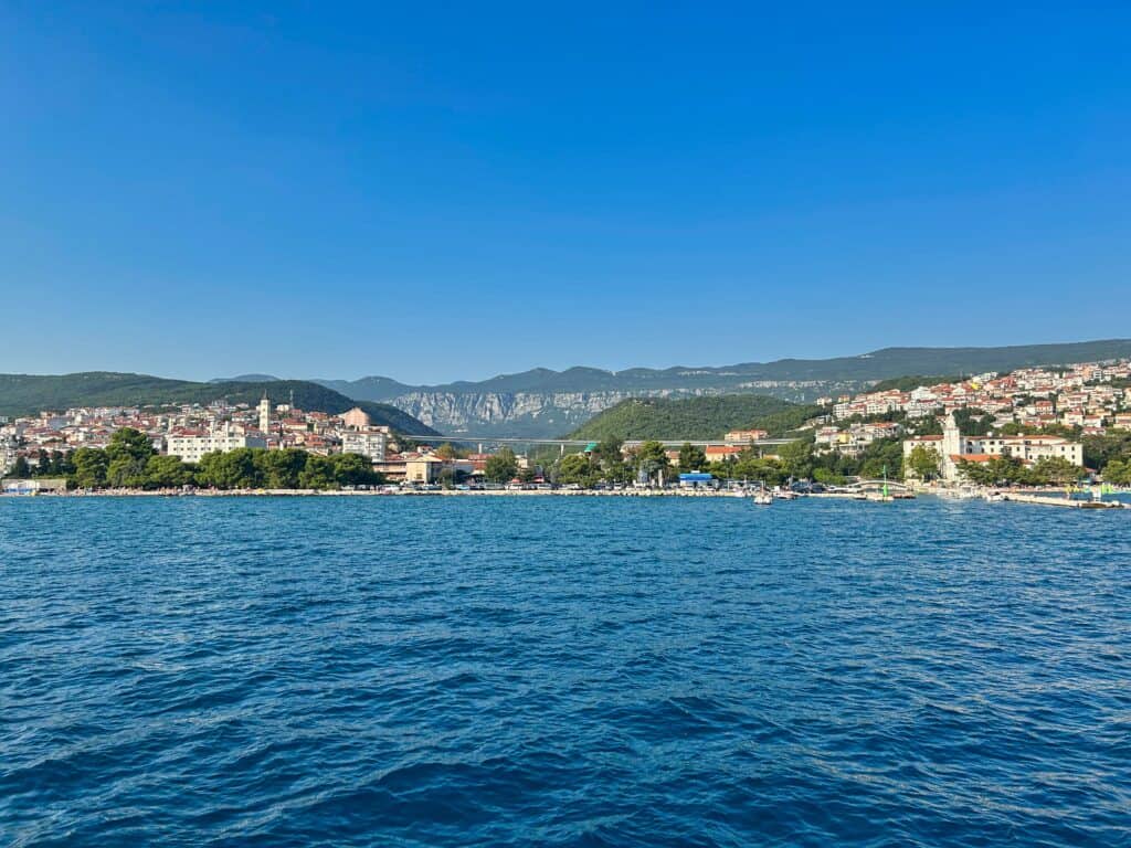 Küste von Crikvenica bei einem Bootsausflug in Crikvenica.