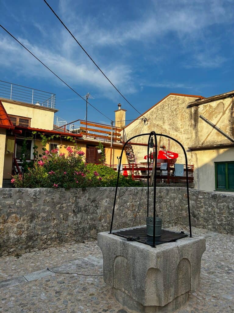 Brunnen in der Altstadt von Selce an der Crikvenica Riviera in Kroatien.