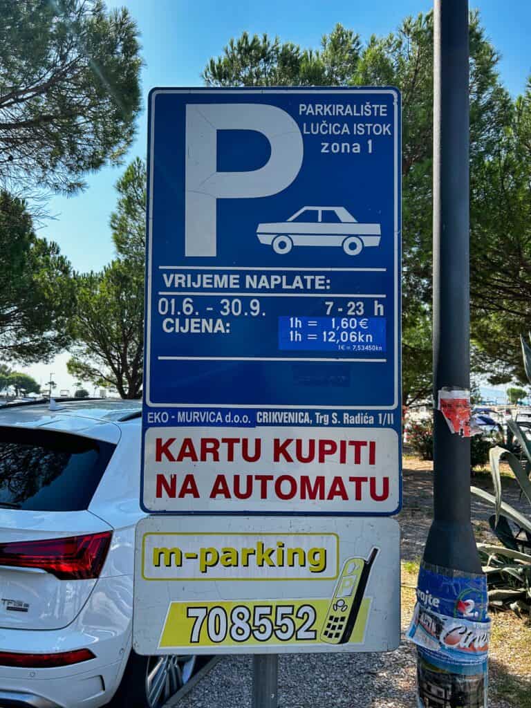 Parkplätze und Preise im Zentrum von Crikvenica.