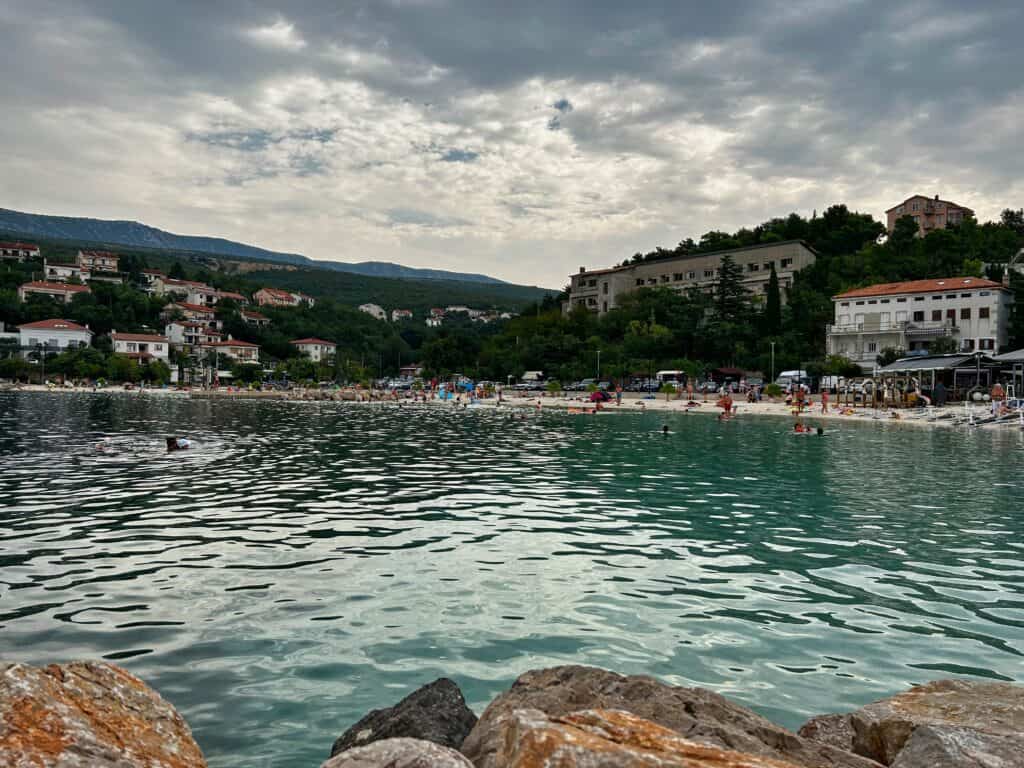 Strand von Jadranovo in Kroatien an der Crikvenica Riviera.