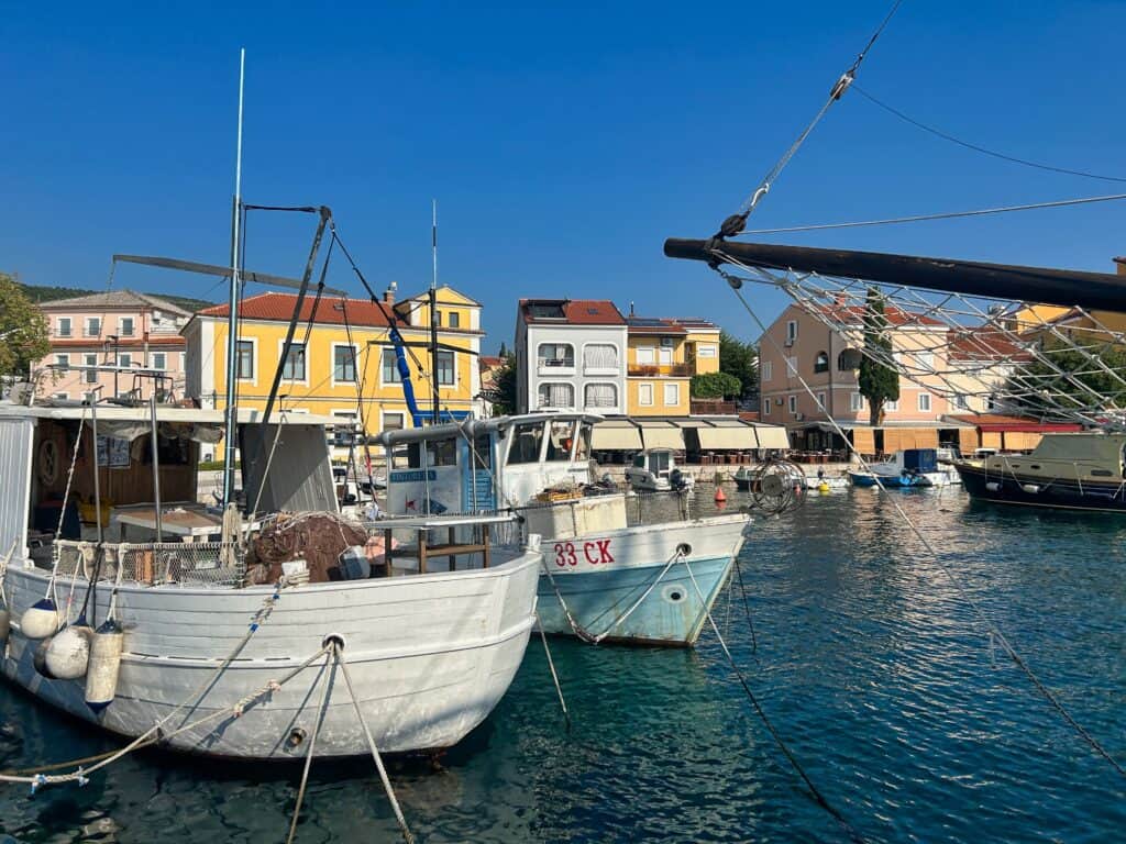 Boote im Hafen in der Altstadt von Selce in Kroatien in der Kvarner Bucht.