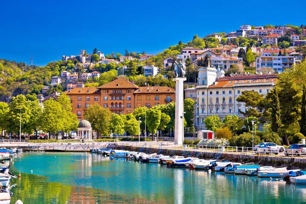 Panorama der Stadt Rijeka vom Hafen aus.