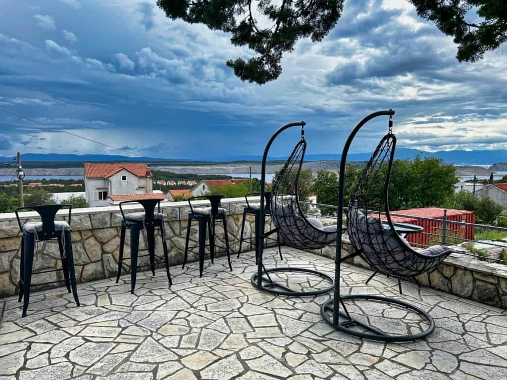 Terrasse unserer Ferienwohnung mit Meerblick in Jadranovo in Kroatien.