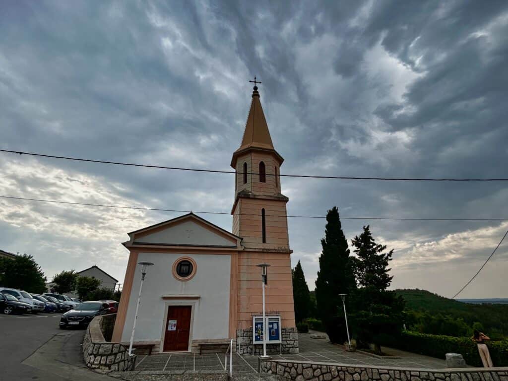 Die Kirche von Jadranovo, einem Ferienort in der Karner Bucht in Kroatien.