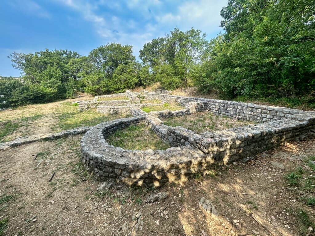 Ruinen von Lokvisce sind ein Geheimtipp in der Nähe von Jadranovo an der Riviera Crikvenica.