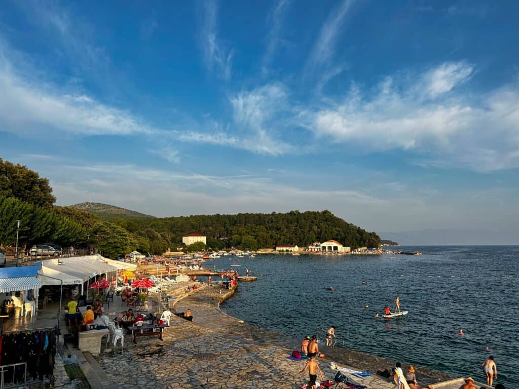 Betonstrand im Zentrum von Selce ist der Maslina Strand.